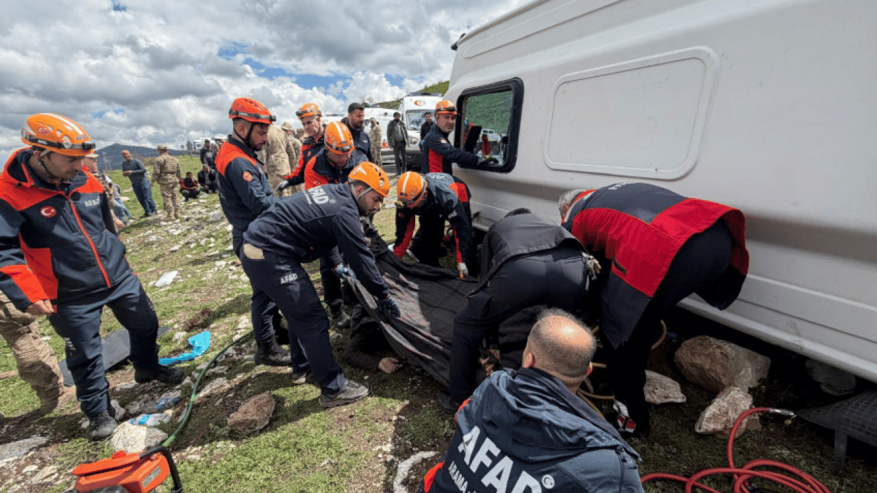 Foto - Diyarbakır’da feci kaza! Midibüs devrildi: Can kaybı ve yaralılar var