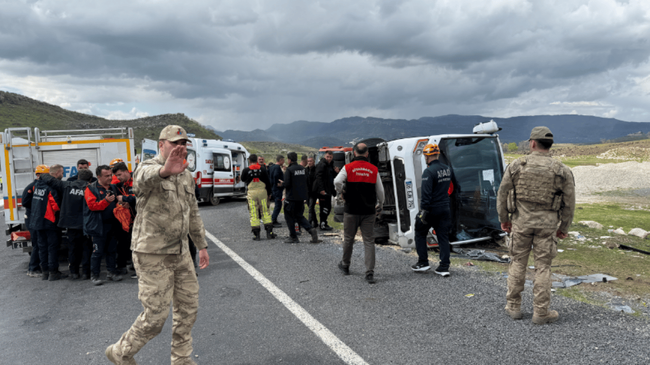 Foto - Diyarbakır’da feci kaza! Midibüs devrildi: Can kaybı ve yaralılar var
