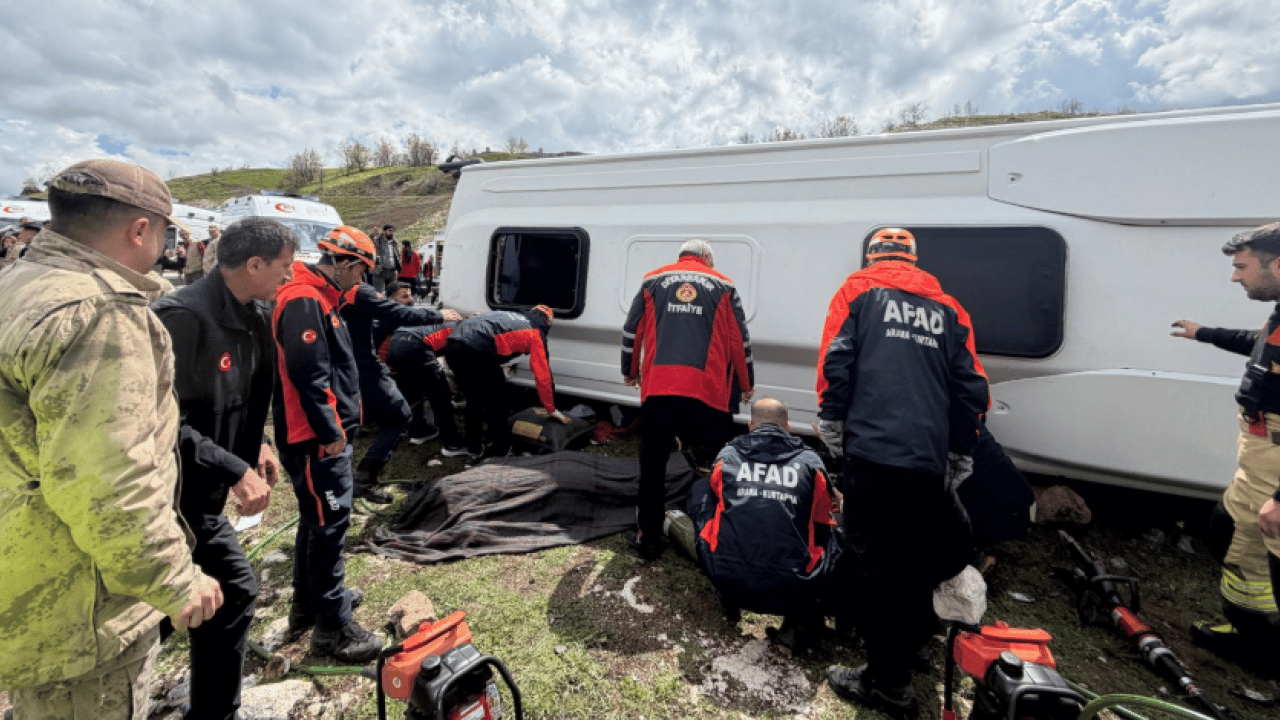 Foto - Diyarbakır’da feci kaza! Midibüs devrildi: Can kaybı ve yaralılar var