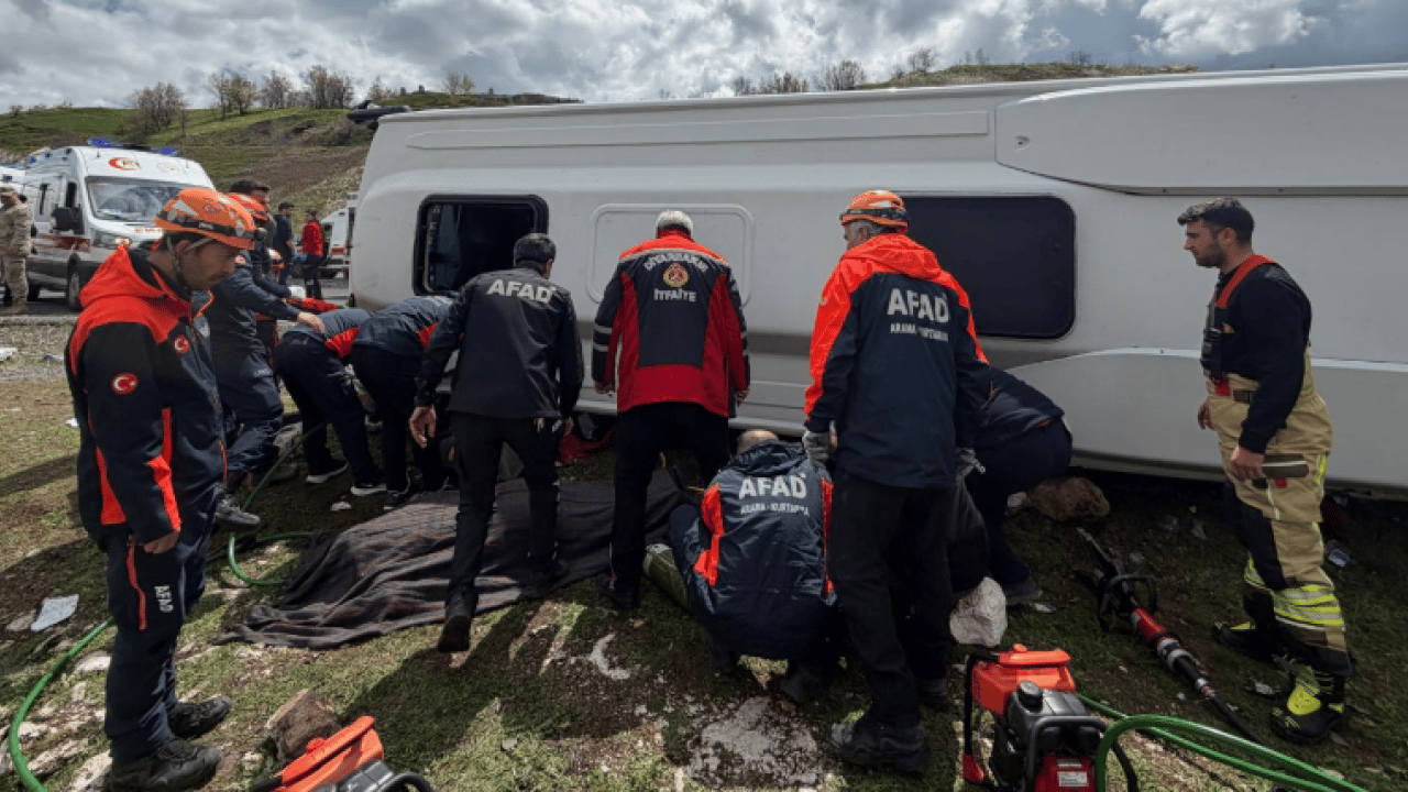 Foto - Diyarbakır’da feci kaza! Midibüs devrildi: Can kaybı ve yaralılar var