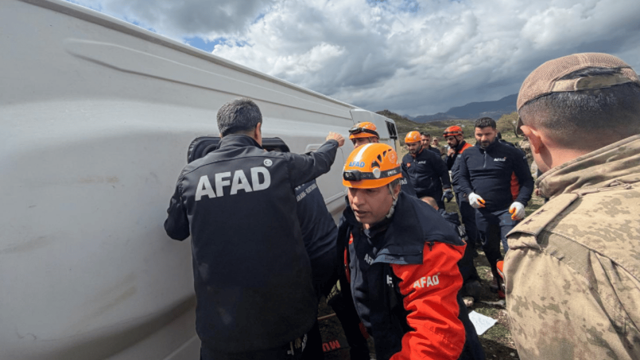 Foto - Diyarbakır’da feci kaza! Midibüs devrildi: Can kaybı ve yaralılar var