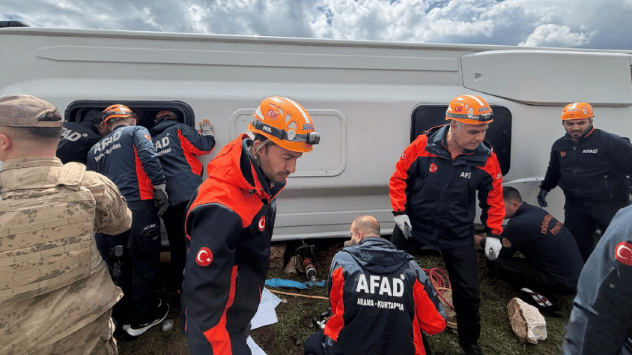 Foto - Diyarbakır’da feci kaza! Midibüs devrildi: Can kaybı ve yaralılar var
