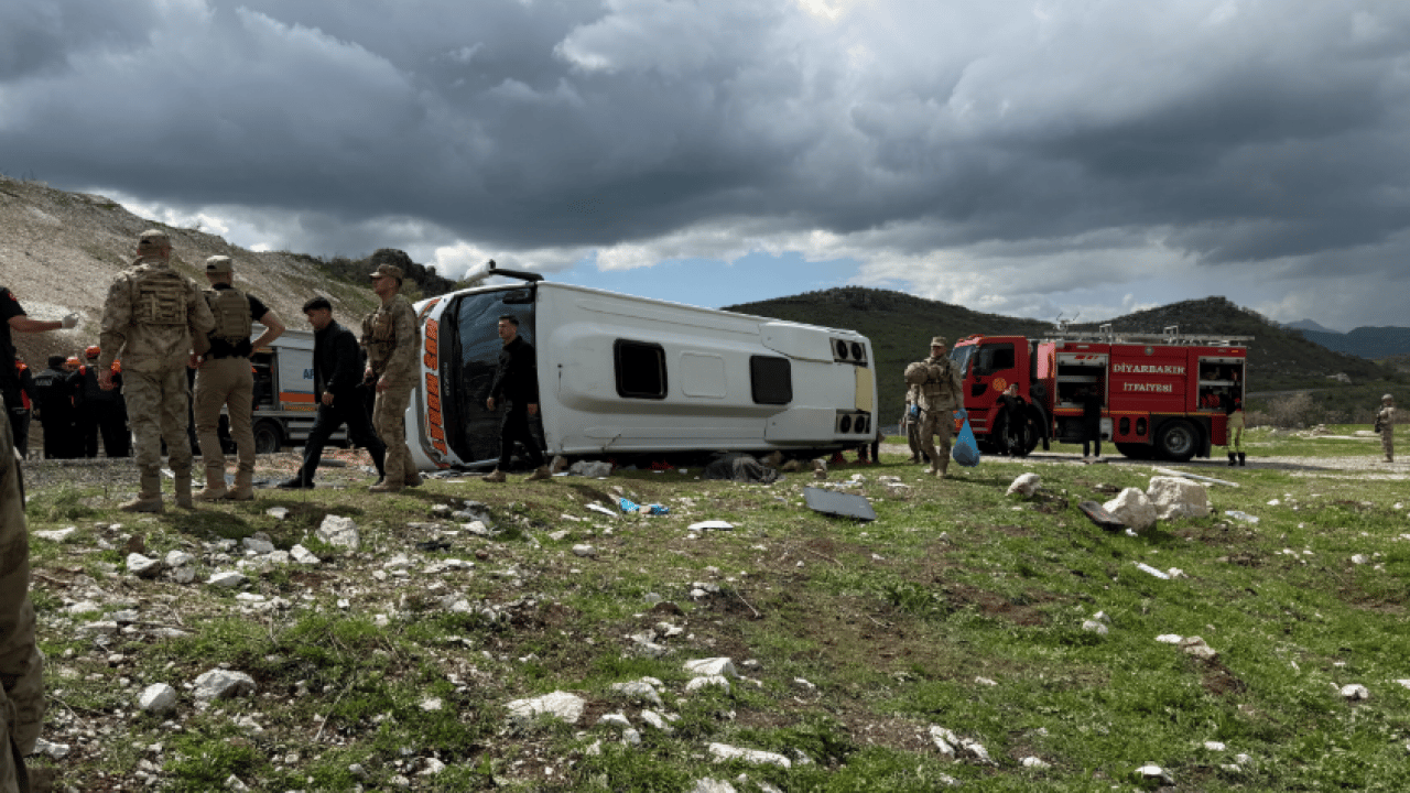 Foto - Diyarbakır’da feci kaza! Midibüs devrildi: Can kaybı ve yaralılar var
