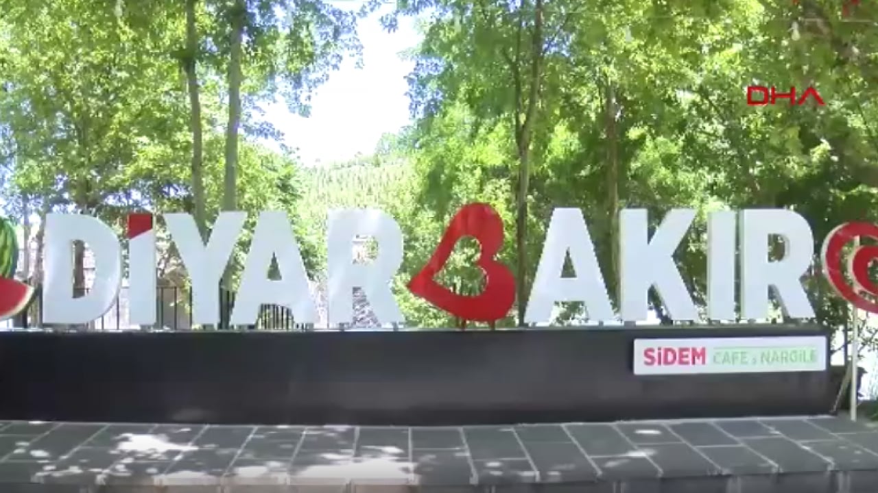 Diyarbakır'da kavurucu sıcaklar erken bastırdı! Termometreler 35 dereceyi vurdu, çocuklar tehlikeye meydan okudu!
