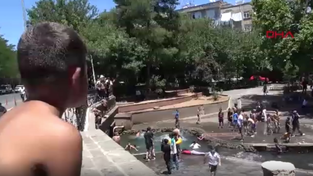 Foto - Diyarbakır'da kavurucu sıcaklar erken bastırdı! Termometreler 35 dereceyi vurdu, çocuklar tehlikeye meydan okudu!