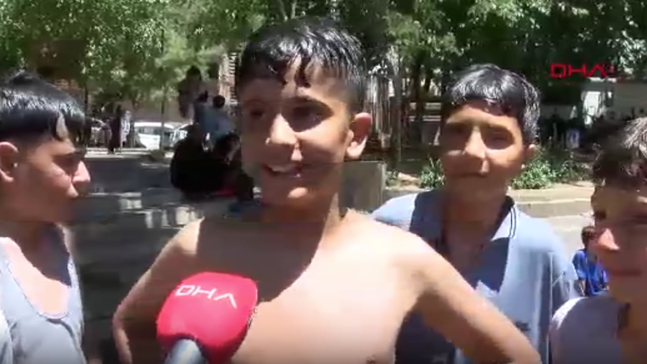 Foto - Diyarbakır'da kavurucu sıcaklar erken bastırdı! Termometreler 35 dereceyi vurdu, çocuklar tehlikeye meydan okudu!