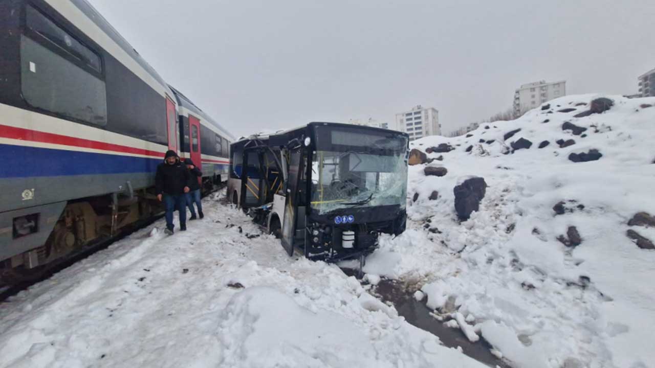 Foto - Diyarbakır'da korku dolu anlar! Yolcu treni, belediye otobüsüne çarptı