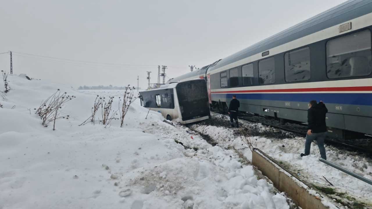 Foto - Diyarbakır'da korku dolu anlar! Yolcu treni, belediye otobüsüne çarptı