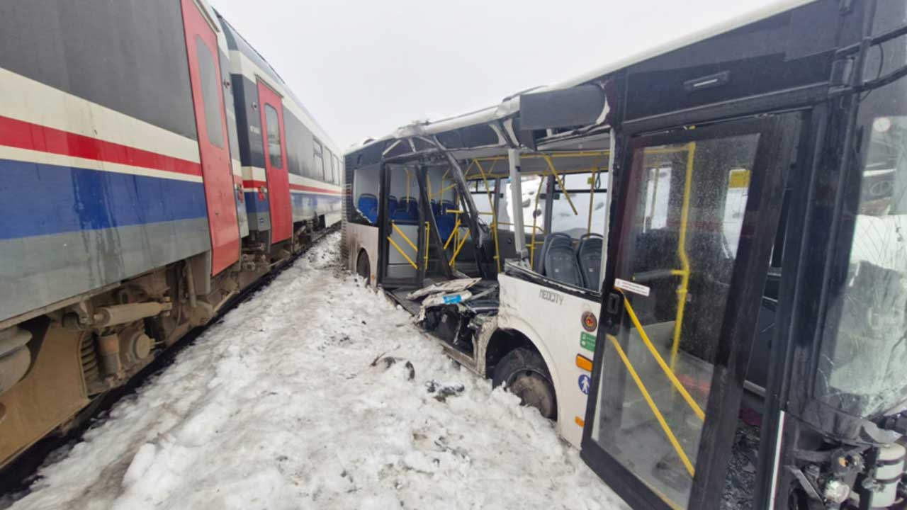 Foto - Diyarbakır'da korku dolu anlar! Yolcu treni, belediye otobüsüne çarptı