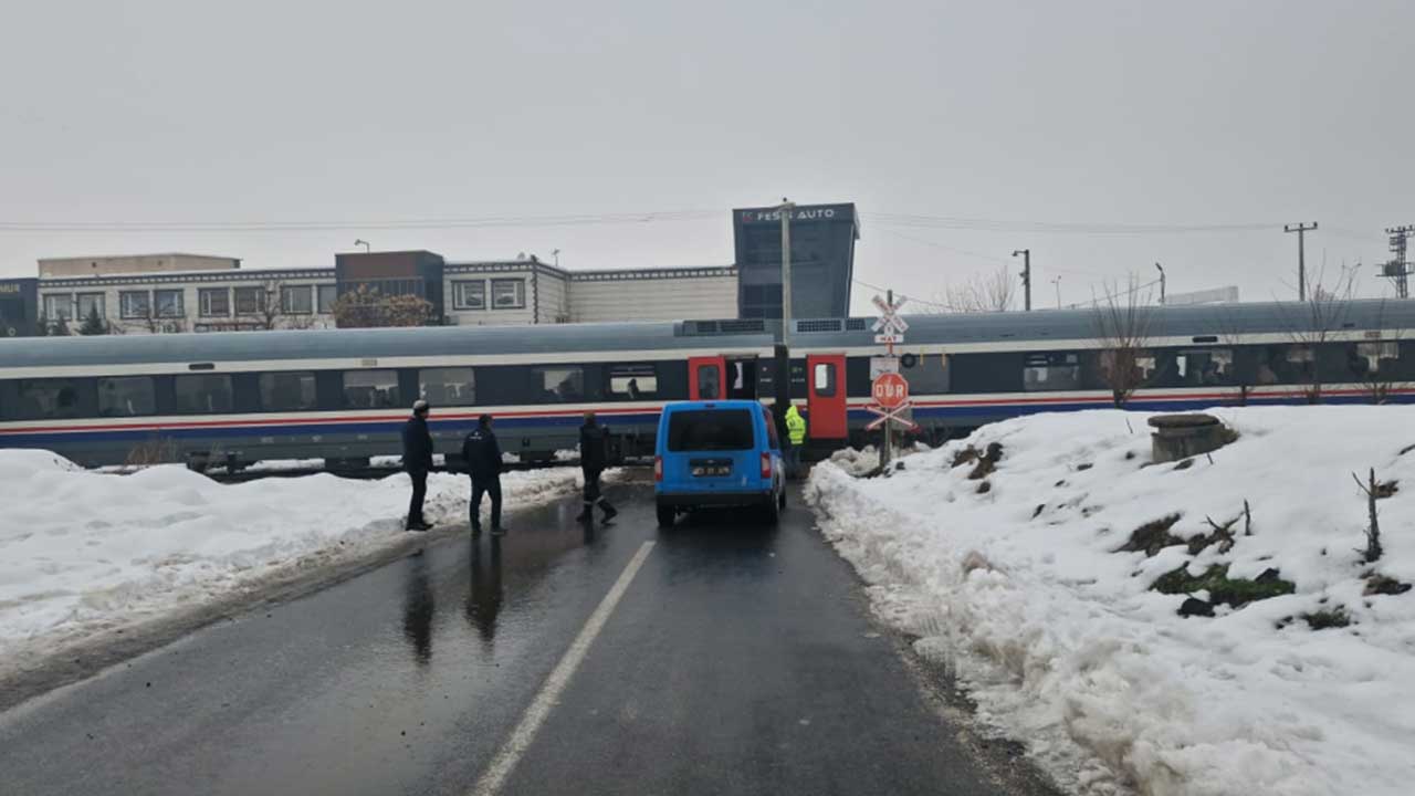 Foto - Diyarbakır'da korku dolu anlar! Yolcu treni, belediye otobüsüne çarptı