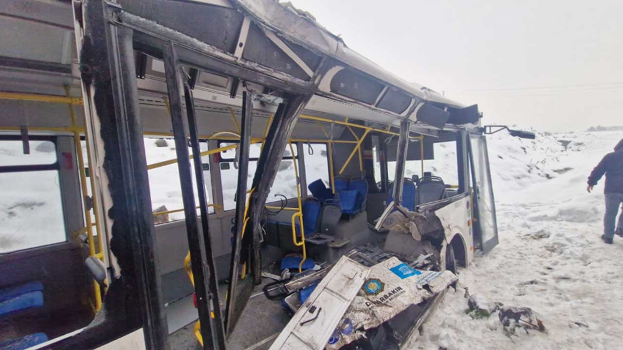 Foto - Diyarbakır'da korku dolu anlar! Yolcu treni, belediye otobüsüne çarptı