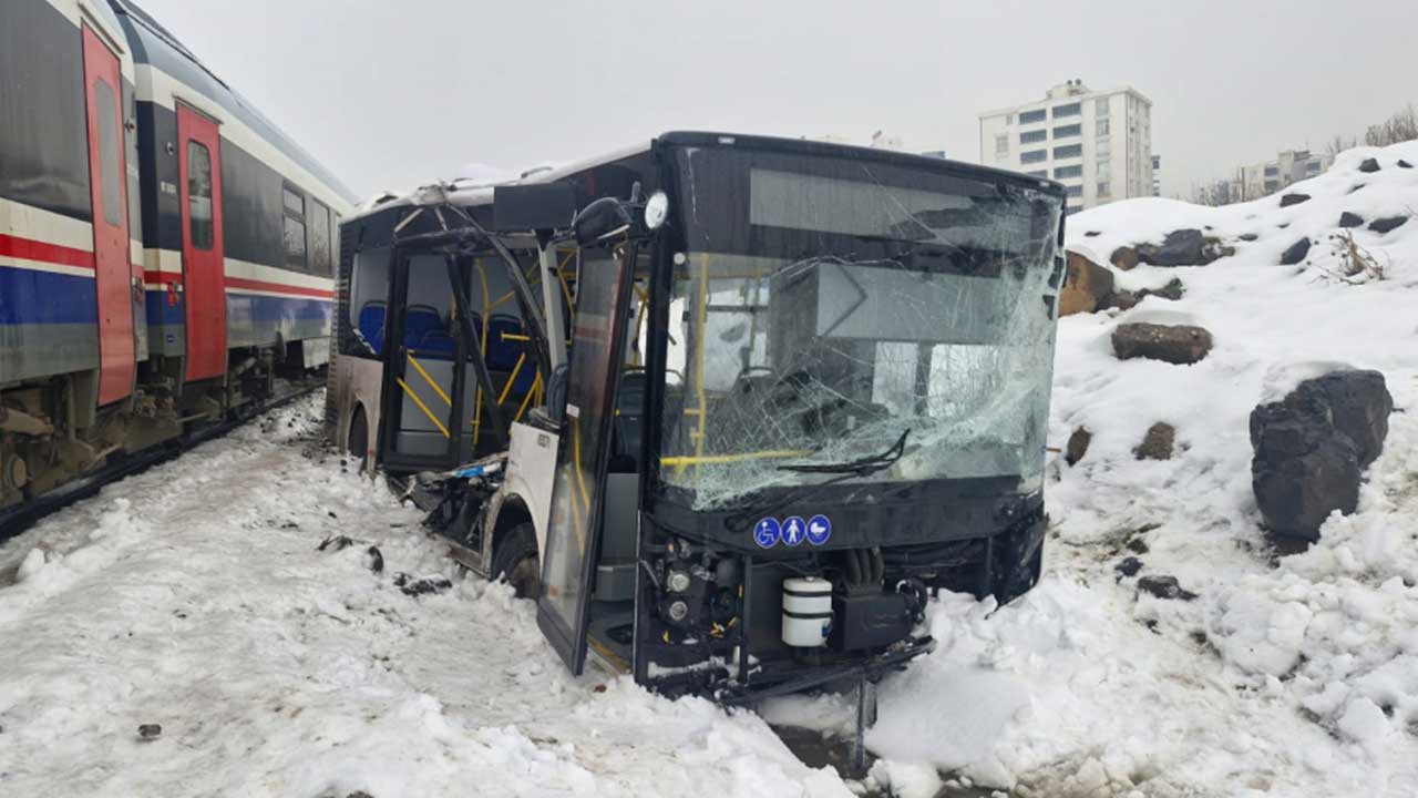 Foto - Diyarbakır'da korku dolu anlar! Yolcu treni, belediye otobüsüne çarptı