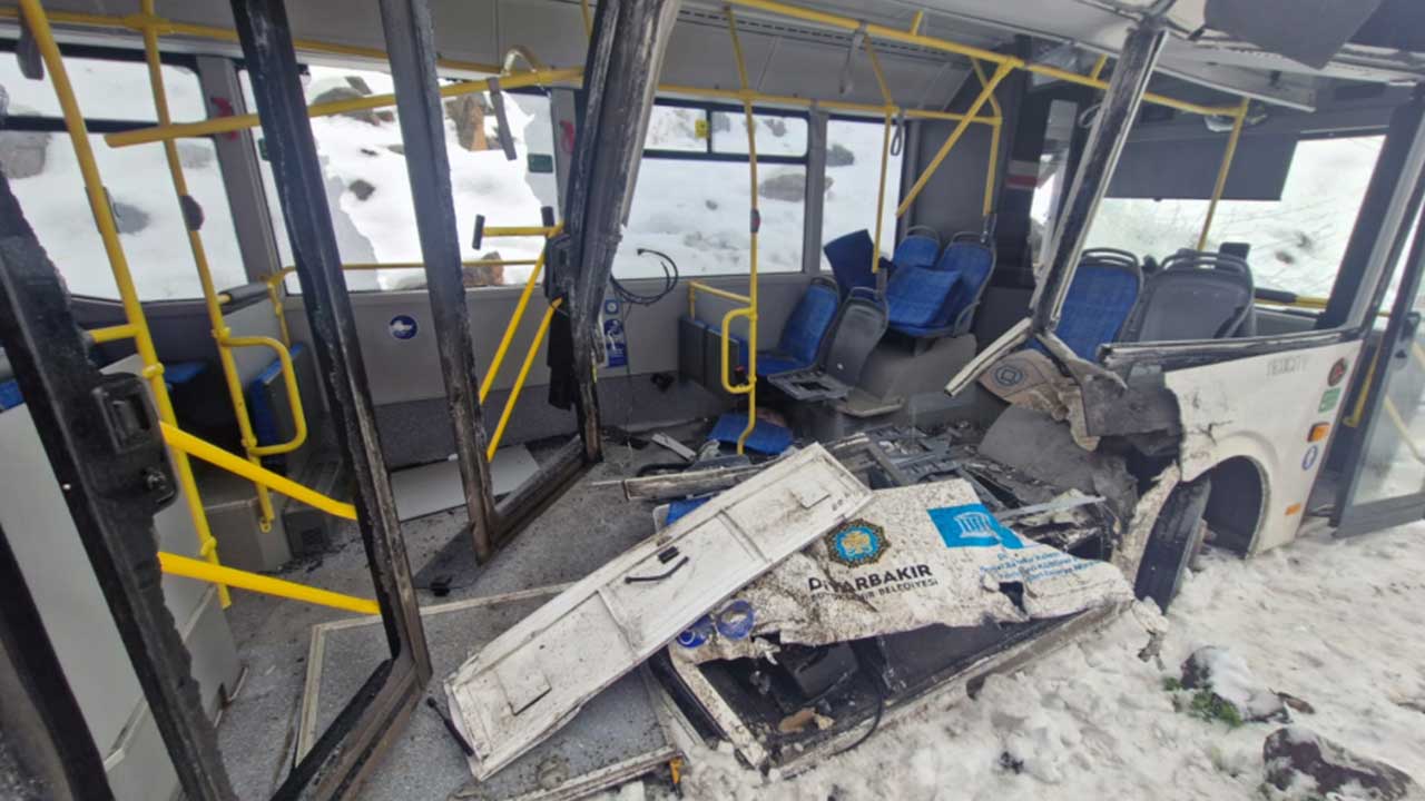 Foto - Diyarbakır'da korku dolu anlar! Yolcu treni, belediye otobüsüne çarptı