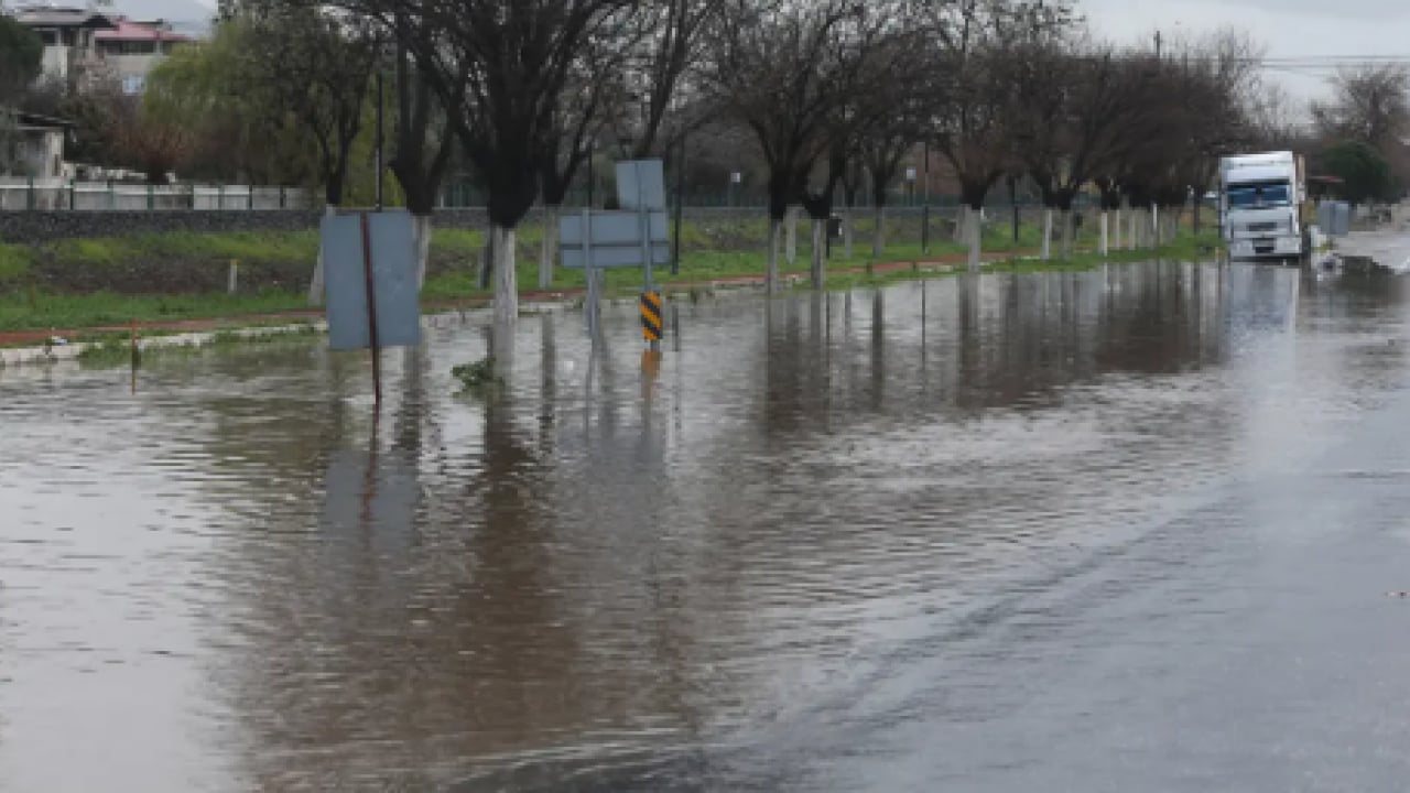 Foto - Diyarbakır'da sağanak felaketi: Dere taştı, ulaşım felç oldu