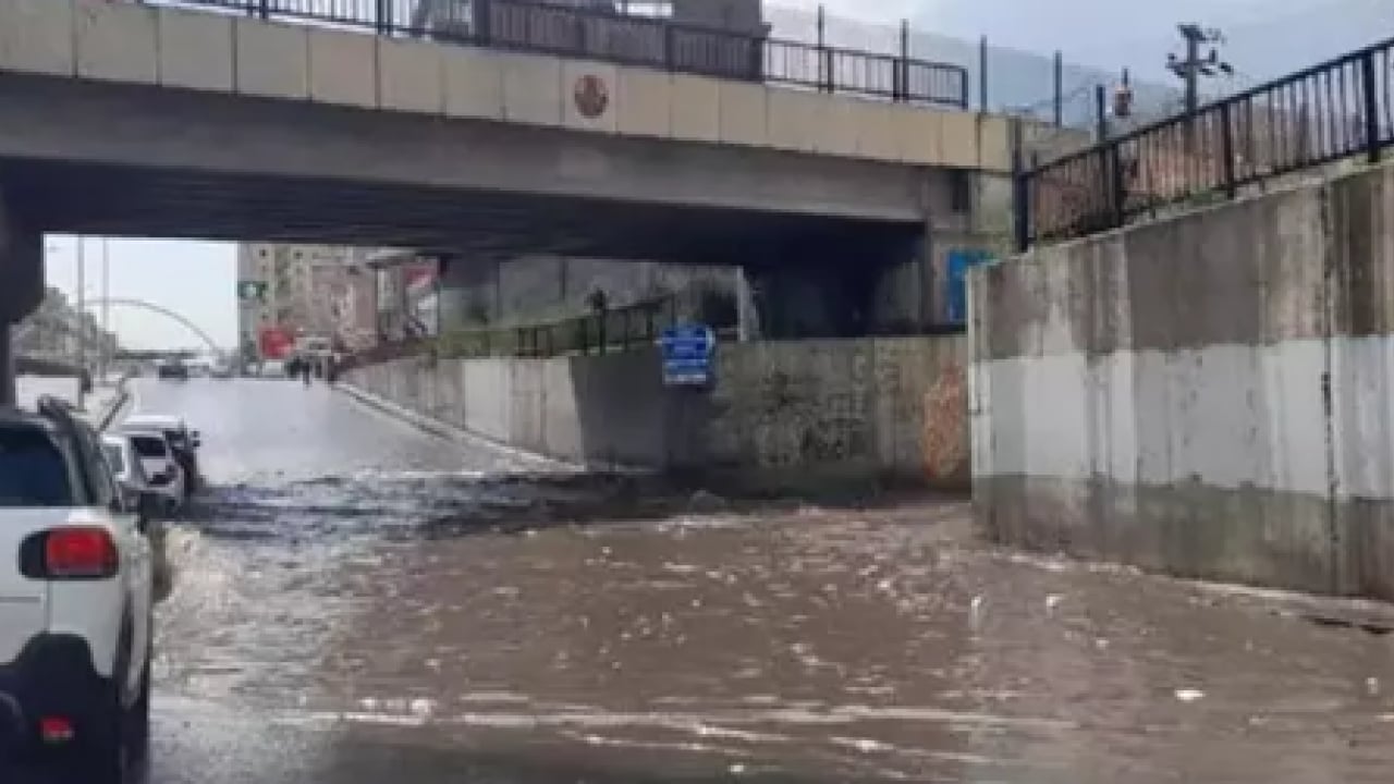 Foto - Diyarbakır'da sağanak felaketi: Dere taştı, ulaşım felç oldu