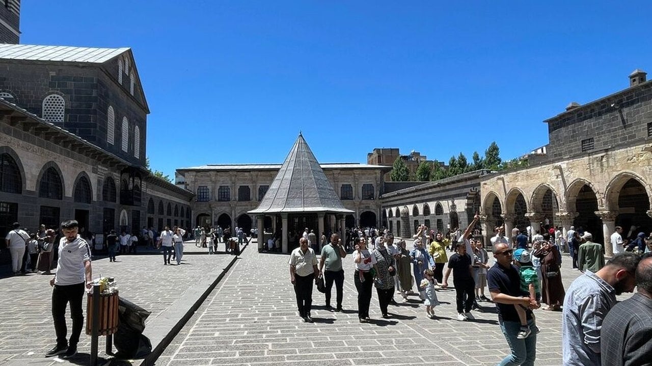 Diyarbakır’da turistler camilere sığındı! Görüntü herkesi şaşırttı ama gerçek sonradan ortaya çıktı