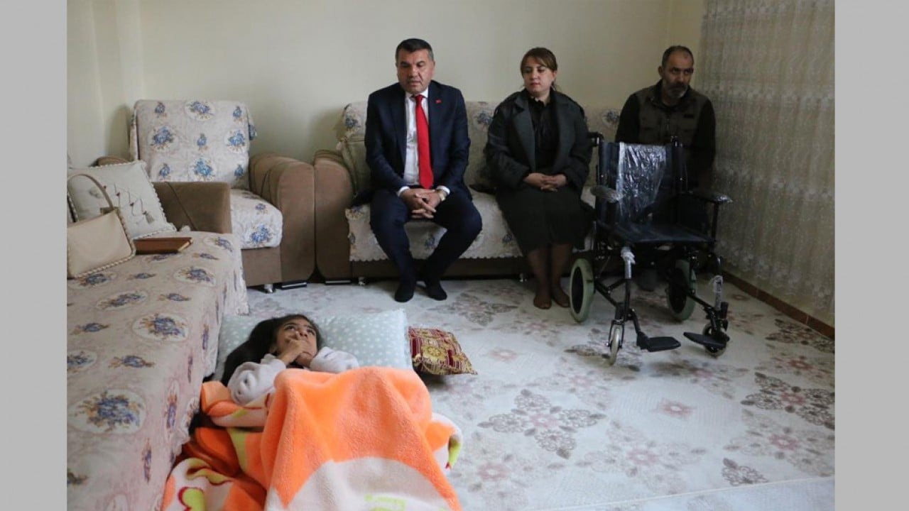 Foto - Diyarbakırlı anne engelli kız için yardım istedi! Devlet Bahçeli’den anlamlı hediye