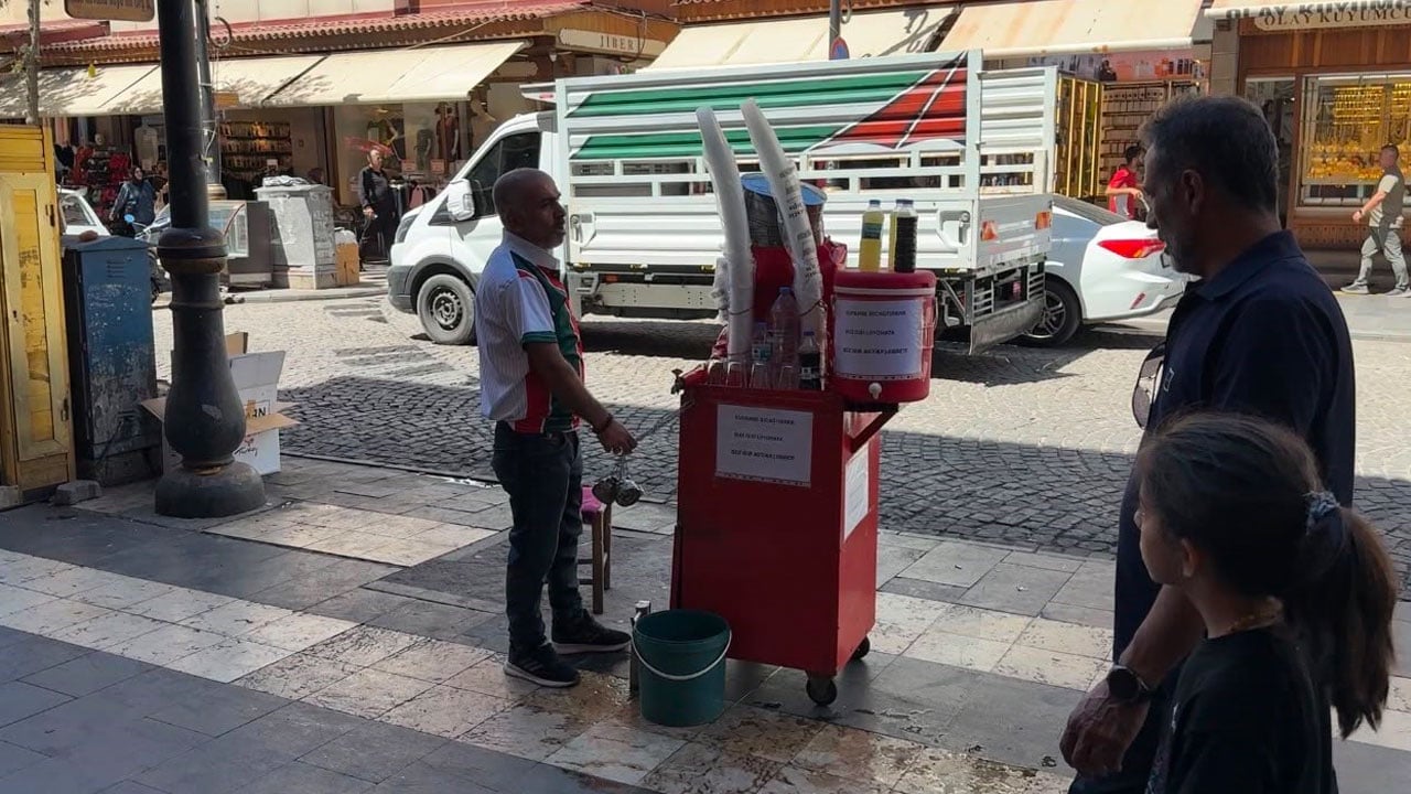 Foto - Diyarbakırlılar sıcağa böyle dayanıyor! 2 bardağı 20 bardak suya bedel