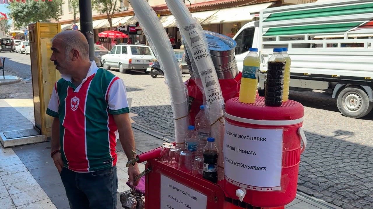 Foto - Diyarbakırlılar sıcağa böyle dayanıyor! 2 bardağı 20 bardak suya bedel