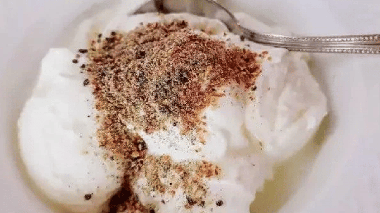 Diz ağrısına son: Yoğurda tek kaşık ilave edin, kemiklerinizi çelik gibi yapın!