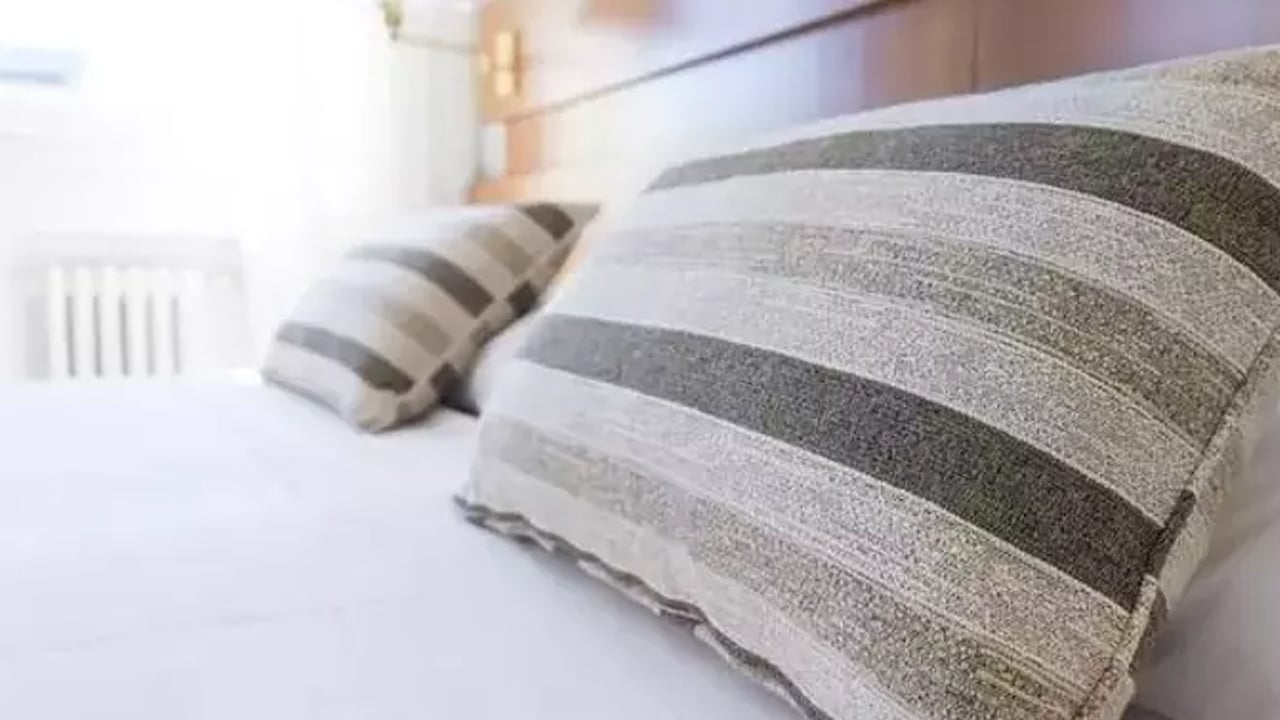 Foto - Dizlerinizin arasına yastık koyup uyuyorsanız ne olur biliyor musunuz? Sırtını güçlendirmek için fayda eden hareket! 