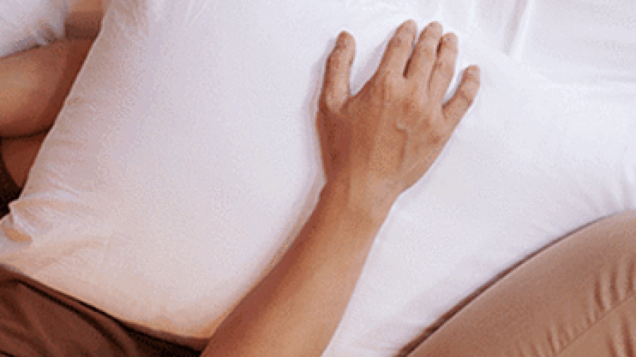 Foto - Dizlerinizin arasına yastık koyup uyuyorsanız ne olur biliyor musunuz? Sırtını güçlendirmek için fayda eden hareket! 