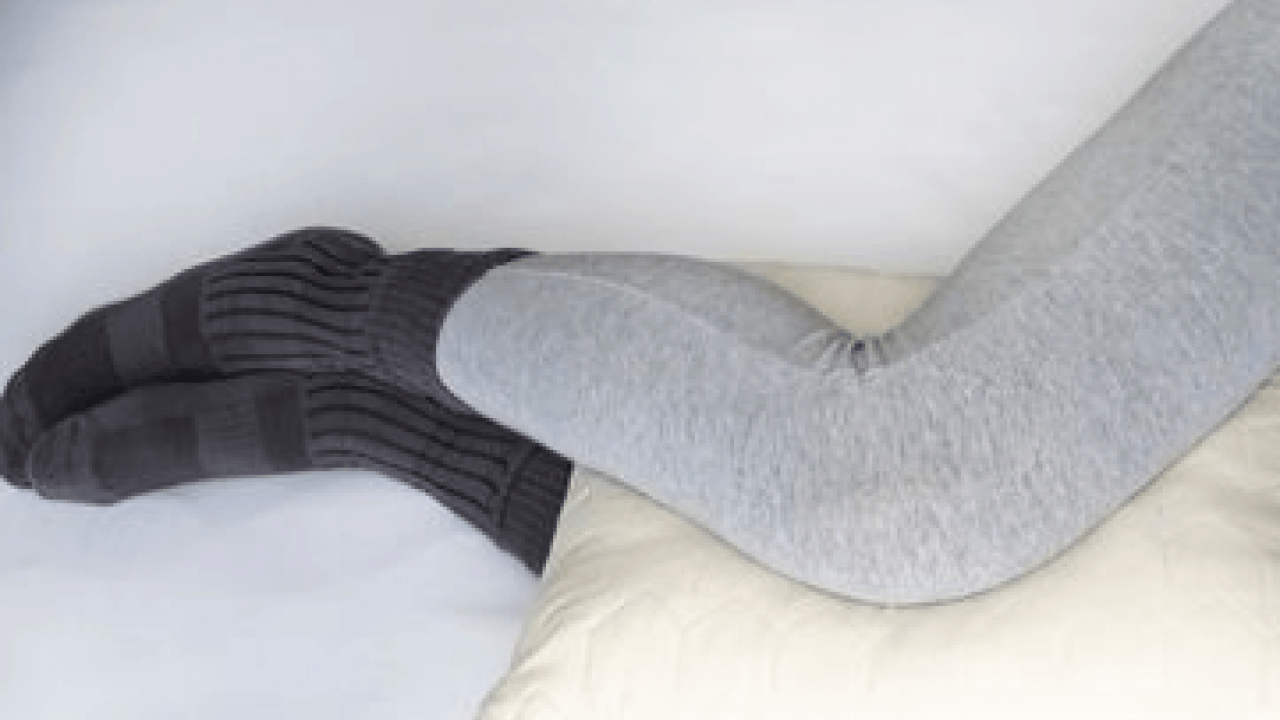 Foto - Dizlerinizin arasına yastık koyup uyuyorsanız ne olur biliyor musunuz? Sırtını güçlendirmek için fayda eden hareket! 