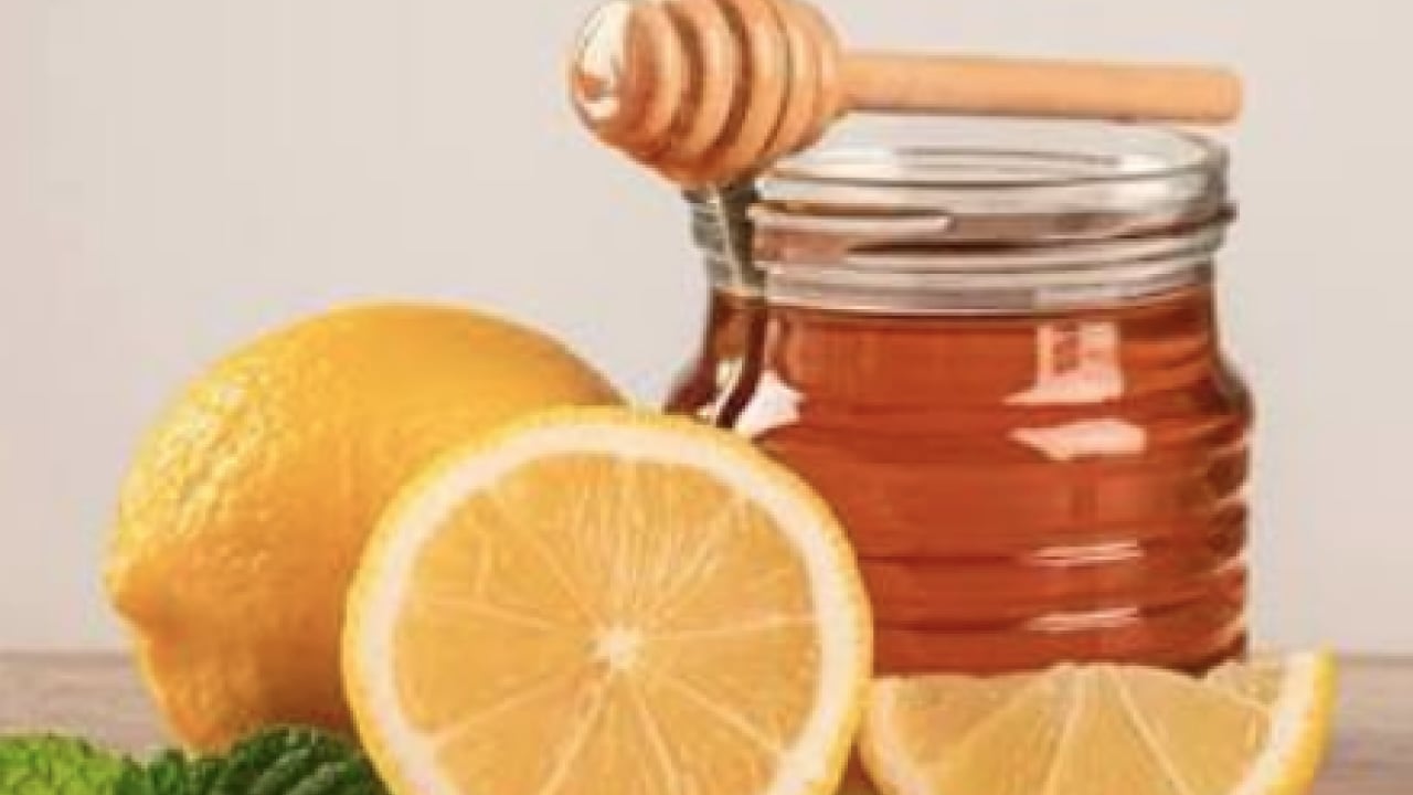 Doğal içeriklerle yapılan kürler... Cilt lekelerine sağlıklı çözüm: Limon ve bal