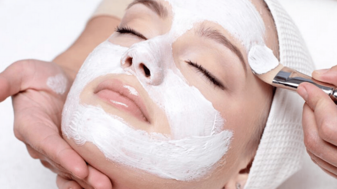 Foto - Doğal ışıltısını her gün koruyor! Kadınlarda günlük yüz bakımı önemli! Güzellik trendi: Su bazlı...