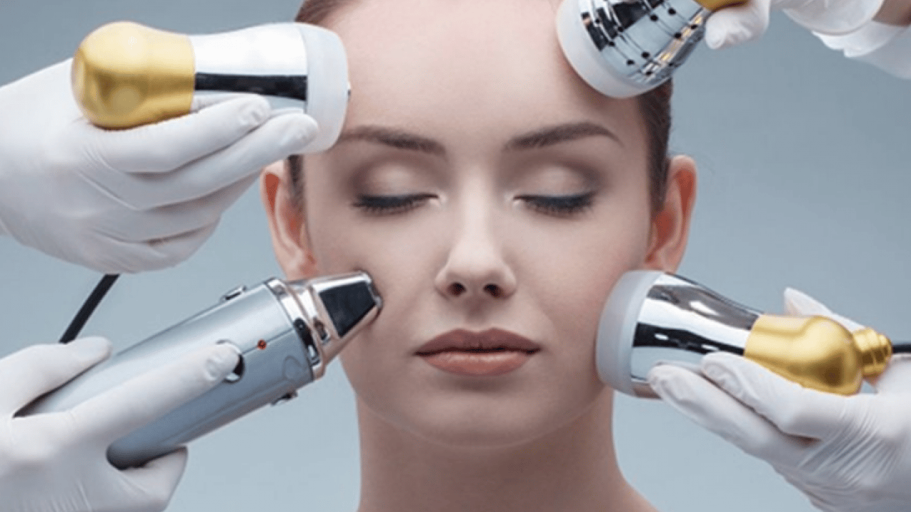 Foto - Doğal ışıltısını her gün koruyor! Kadınlarda günlük yüz bakımı önemli! Güzellik trendi: Su bazlı...