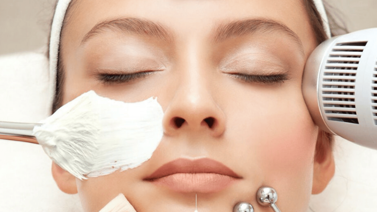 Foto - Doğal ışıltısını her gün koruyor! Kadınlarda günlük yüz bakımı önemli! Güzellik trendi: Su bazlı...