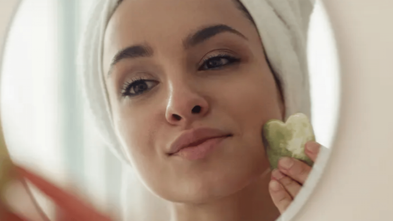 Doğal ışıltısını her gün koruyor! Kadınlarda günlük yüz bakımı önemli! Güzellik trendi: Su bazlı...