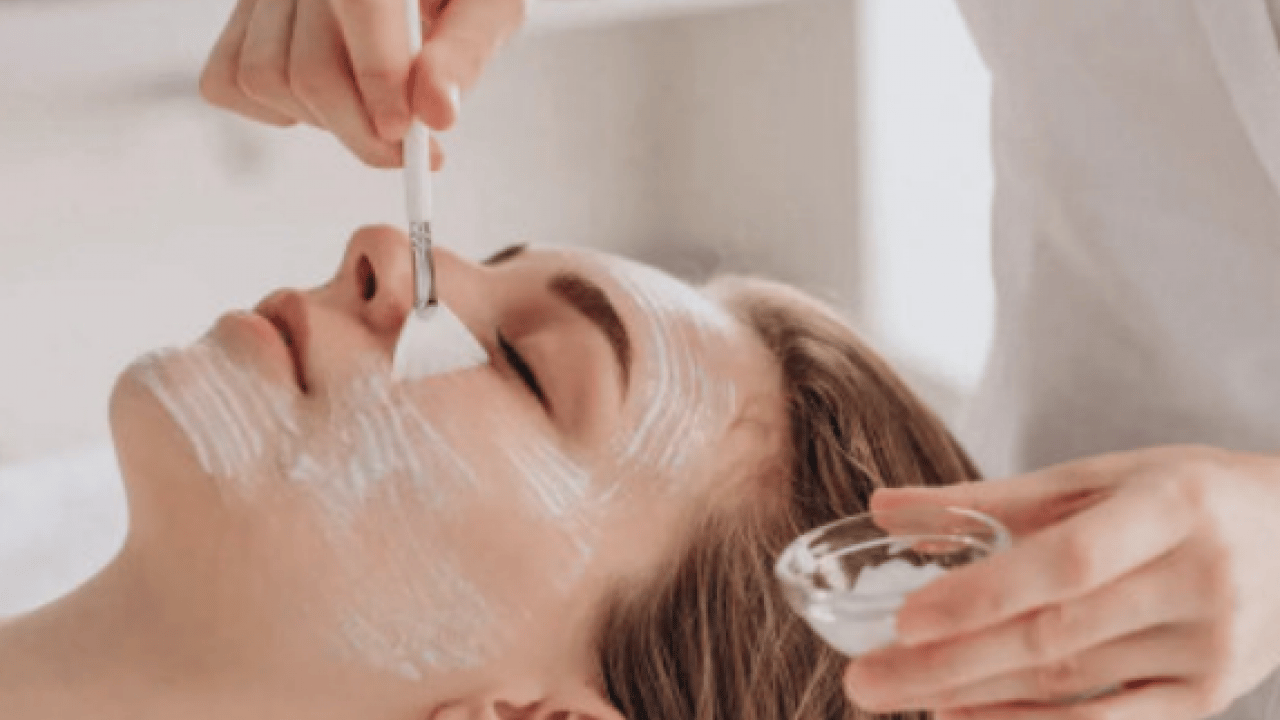 Foto - Doğal ışıltısını her gün koruyor! Kadınlarda günlük yüz bakımı önemli! Güzellik trendi: Su bazlı...