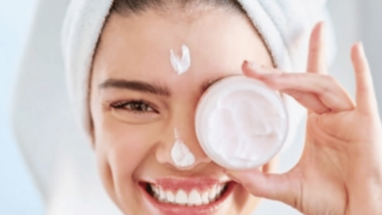 Foto - Doğal ışıltısını her gün koruyor! Kadınlarda günlük yüz bakımı önemli! Güzellik trendi: Su bazlı...