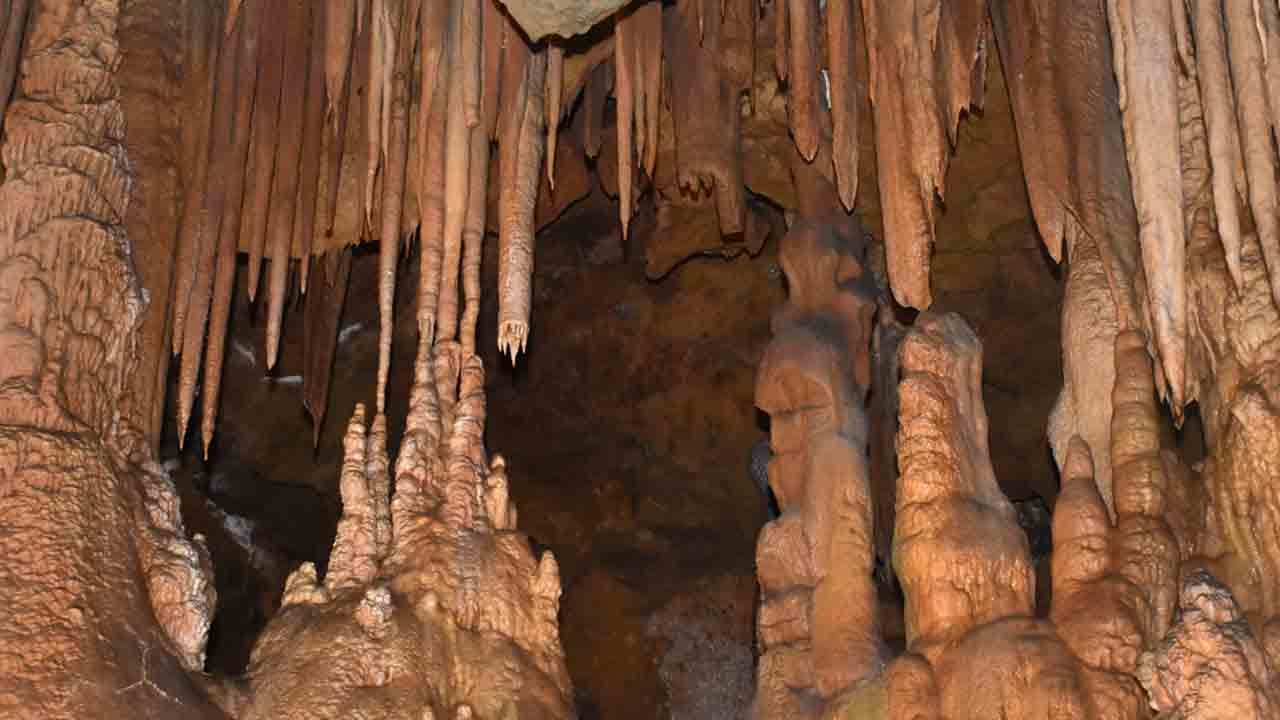 Doğanın harikası yeniden açıldı: Karaca Mağarası’na bayram akını