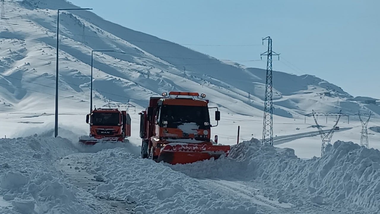 Foto - Doğu’da 85 köy yolu ulaşıma açıldı! Binalarda 3 metrelik buz sarkıtları oluştu