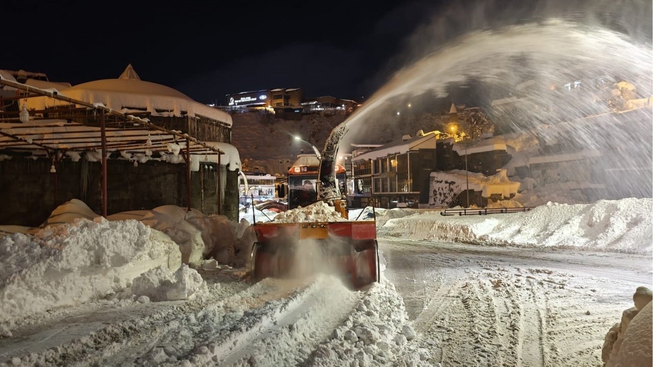 Foto - Doğu’da 85 köy yolu ulaşıma açıldı! Binalarda 3 metrelik buz sarkıtları oluştu