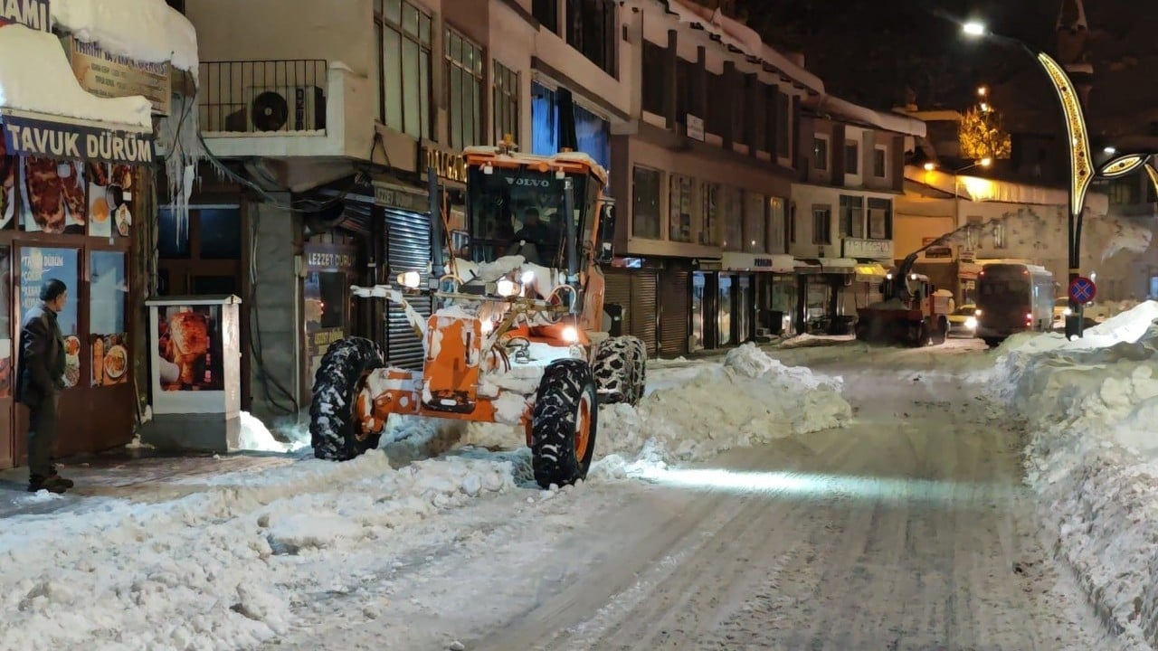 Foto - Doğu’da 85 köy yolu ulaşıma açıldı! Binalarda 3 metrelik buz sarkıtları oluştu