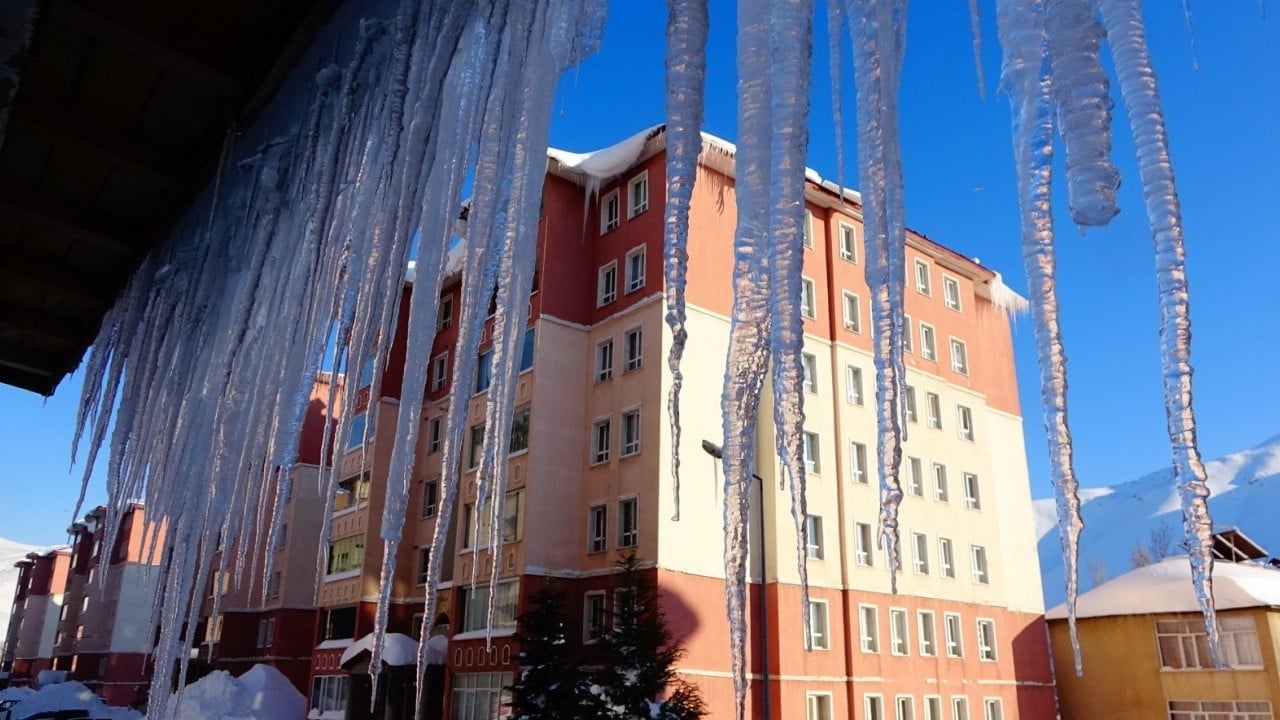 Foto - Doğu’da 85 köy yolu ulaşıma açıldı! Binalarda 3 metrelik buz sarkıtları oluştu