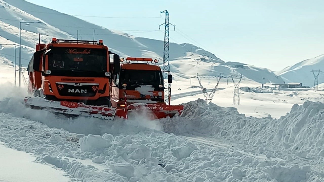 Doğu’da 85 köy yolu ulaşıma açıldı! Binalarda 3 metrelik buz sarkıtları oluştu