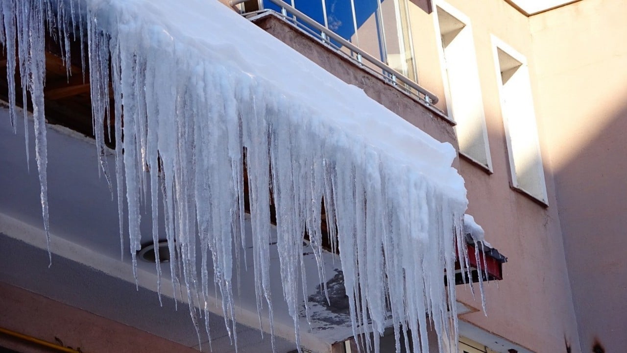 Foto - Doğu’da 85 köy yolu ulaşıma açıldı! Binalarda 3 metrelik buz sarkıtları oluştu
