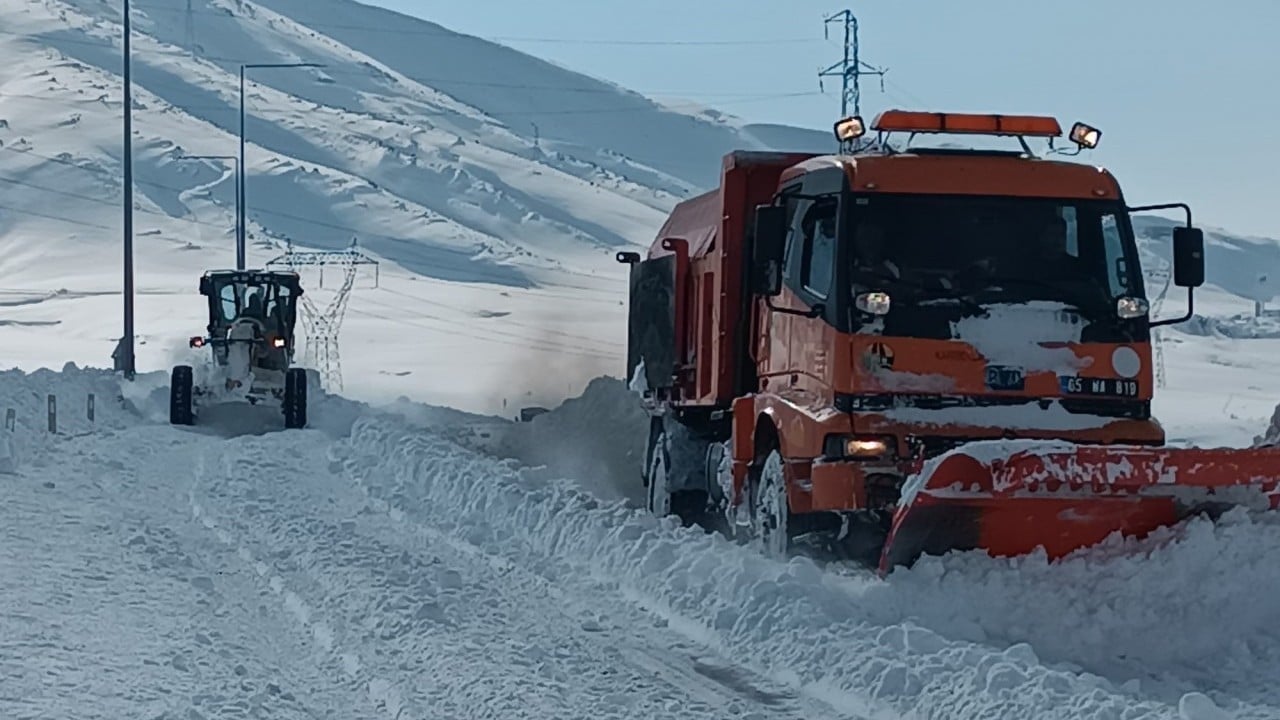 Foto - Doğu’da 85 köy yolu ulaşıma açıldı! Binalarda 3 metrelik buz sarkıtları oluştu