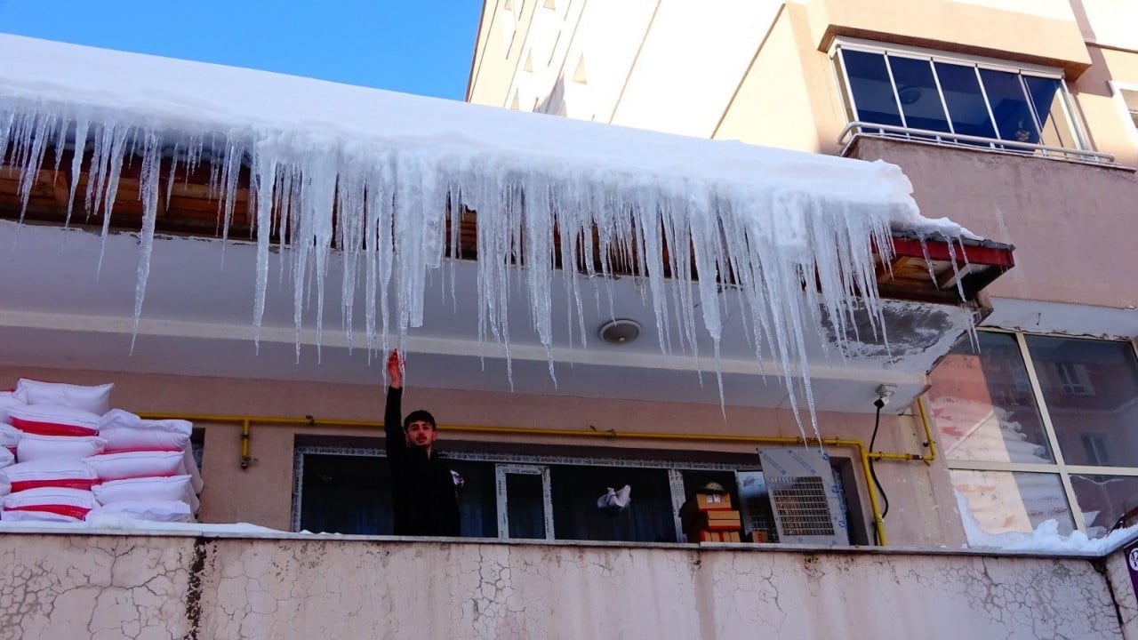 Foto - Doğu’da 85 köy yolu ulaşıma açıldı! Binalarda 3 metrelik buz sarkıtları oluştu