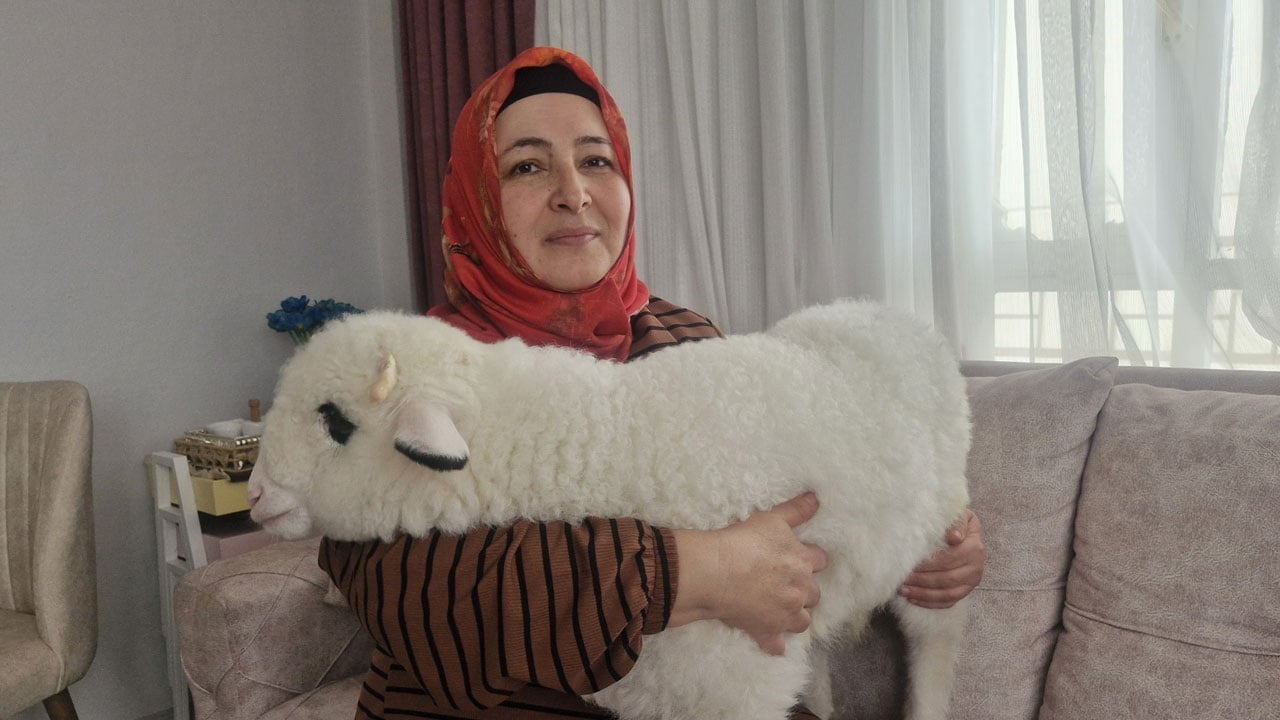 Foto - Doktor tavsiyesi ile başladı! Otizmli oğulları için aldıkları kuzu hayatlarını değiştirdi