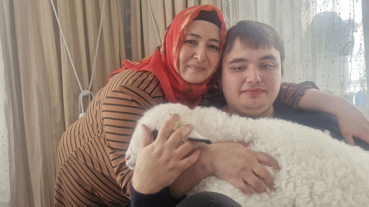 Doktor tavsiyesi ile başladı! Otizmli oğulları için aldıkları kuzu hayatlarını değiştirdi