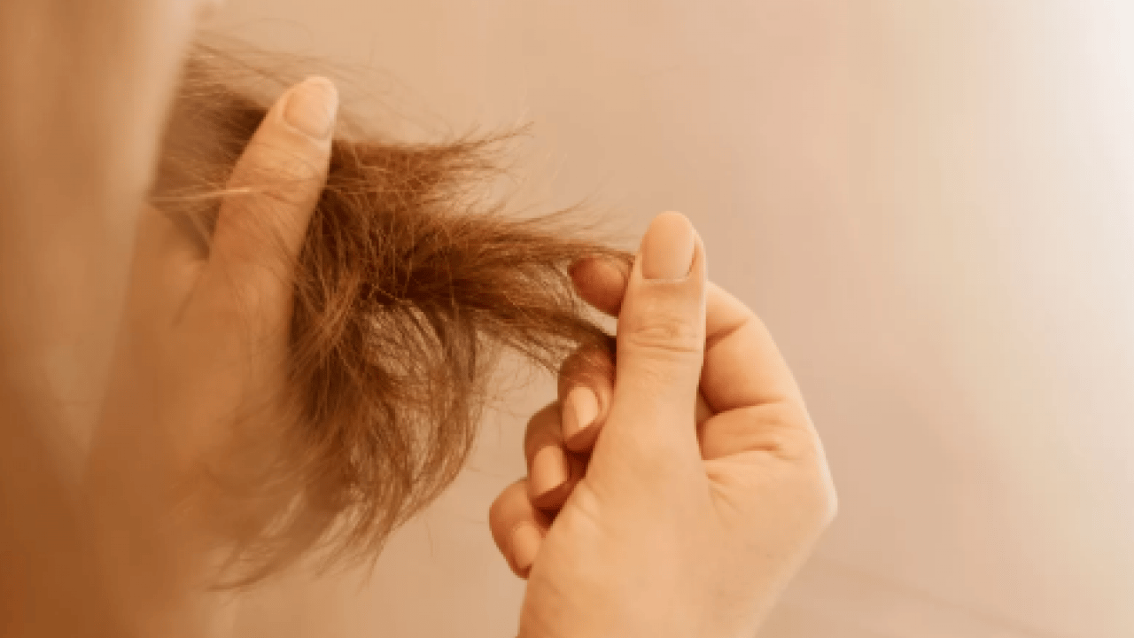 Dökülmüş saçları toplama derdine son! Kırılan saç tellerini güçlendiren doğal yöntem