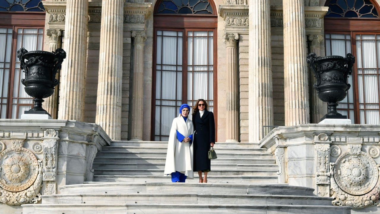 Dolmabahçe’de dikkat çeken buluşma! Emine Erdoğan, Ürdün Kraliçesi Rania’yı ağırladı