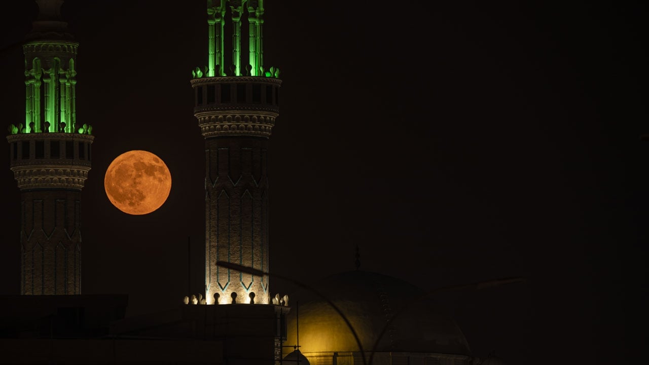 Dolunay minareyle aynı karede buluştu! Erbil’de kartpostallık görüntü