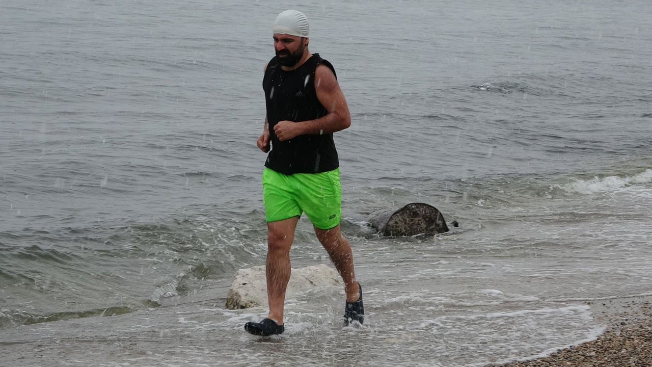 Foto - Dondurucu soğuğa aldırmadı! Van Gölü’nün buz gibi sularında yüzdü 