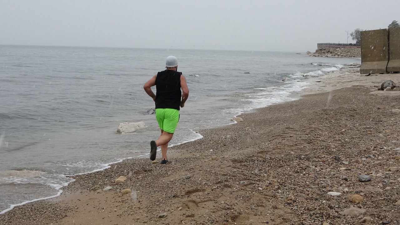 Foto - Dondurucu soğuğa aldırmadı! Van Gölü’nün buz gibi sularında yüzdü 